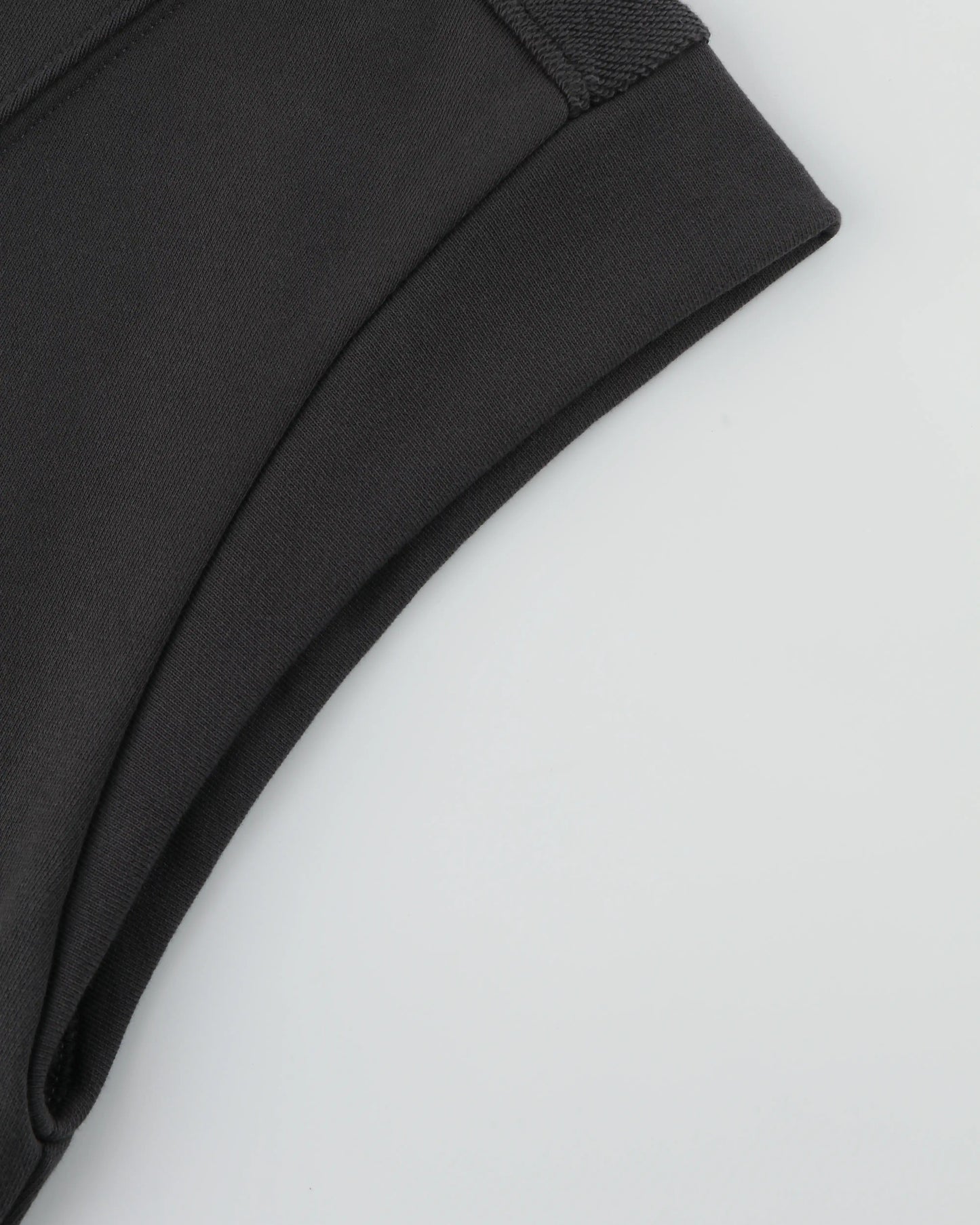 EMB LOGO SLEEVELESS PRINCESS LINE ROUND-HEM EASY FIT CROPPED TOP