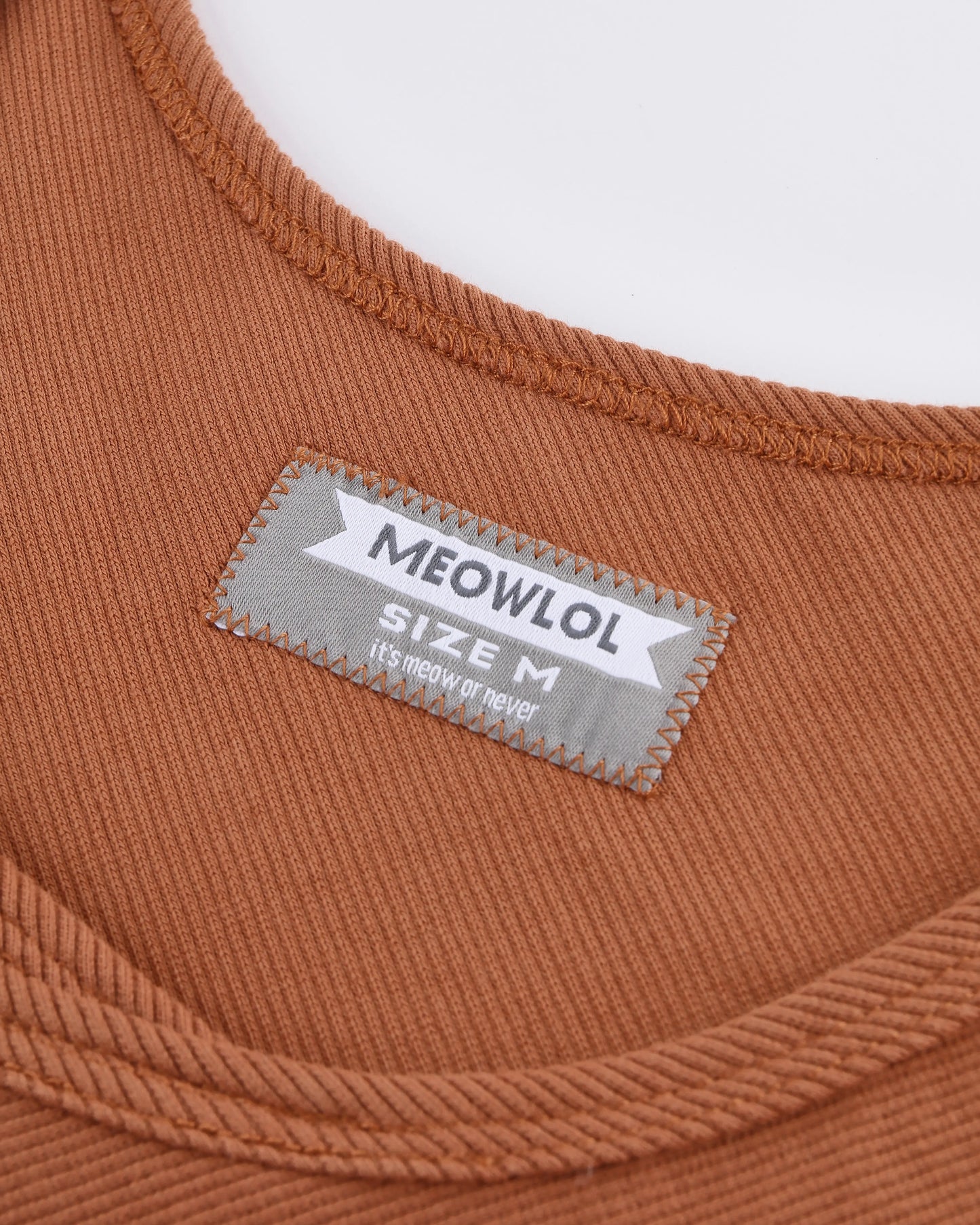 MEOWLOL EMB LOGO RIBBED TANK TOP